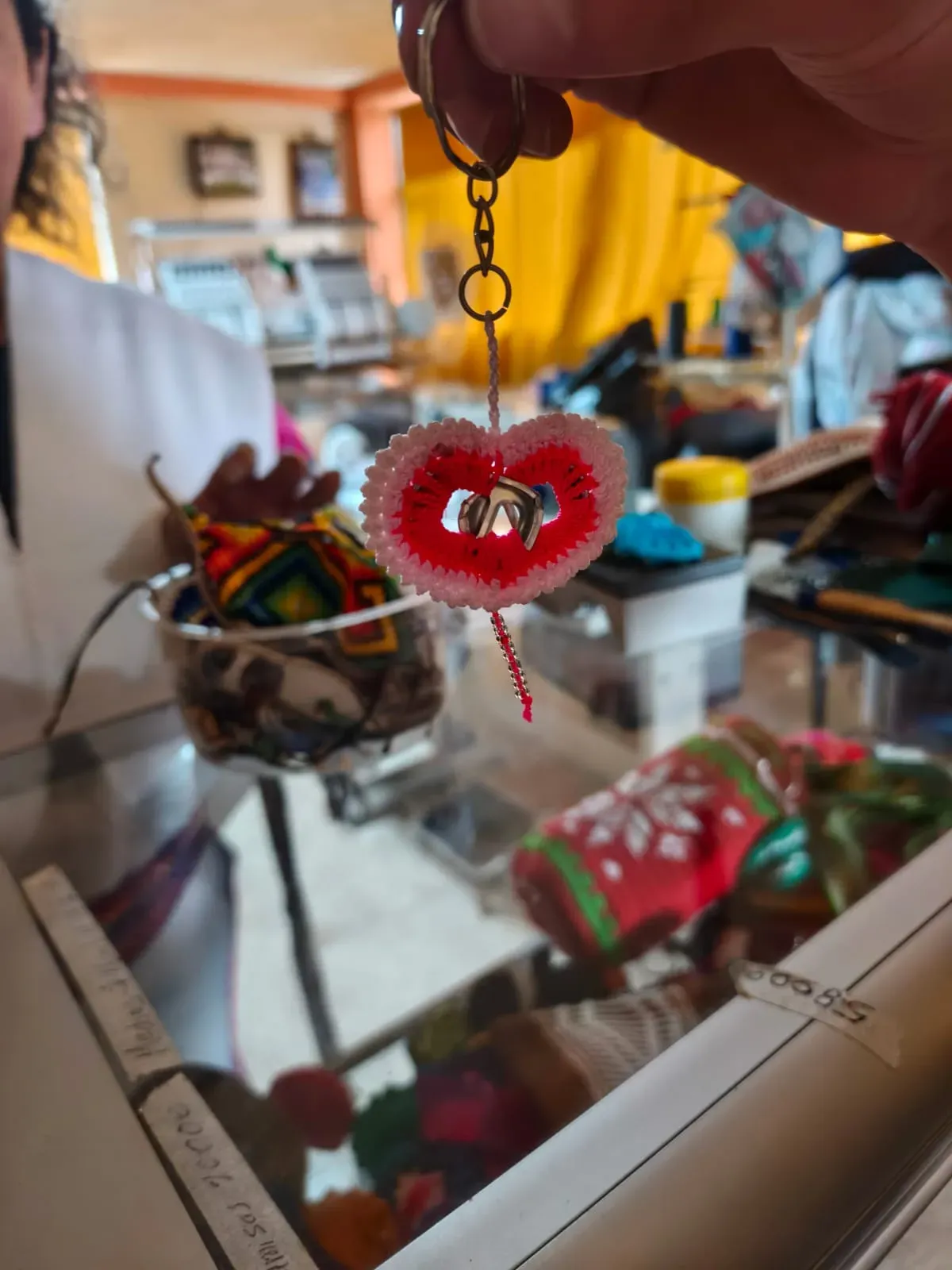 Llavero tejido a mano sobre la vitrina del taller