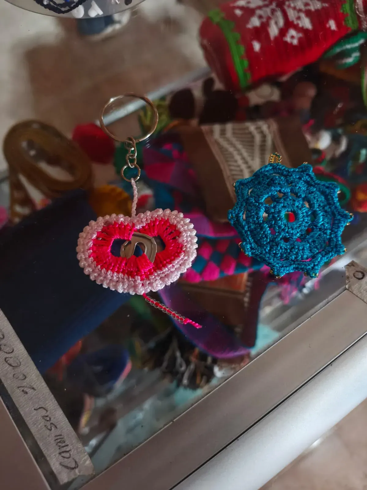 Manillas, aretes y llaveros
