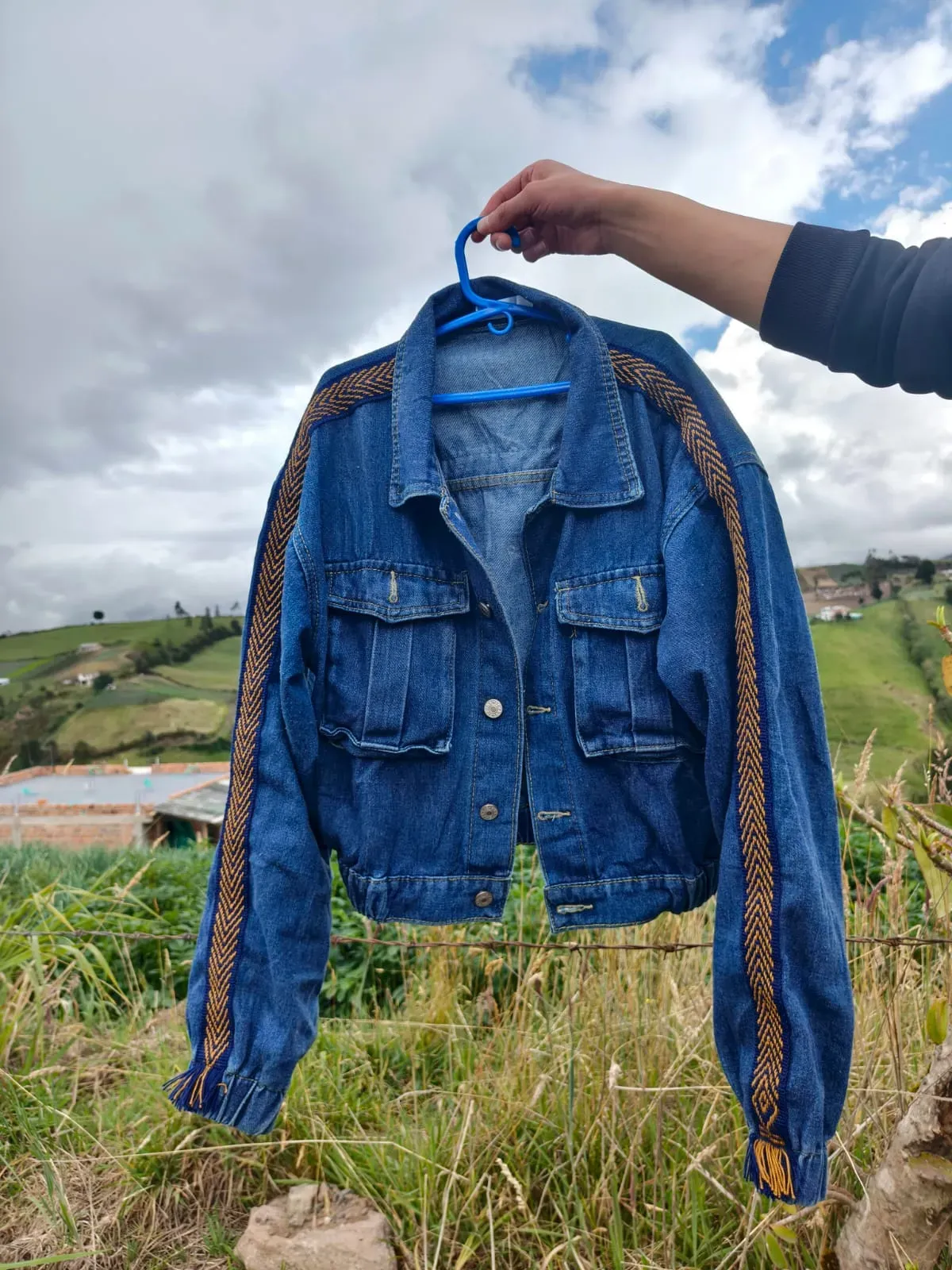Chaqueta de jean intervenida, sostenida en el territorio