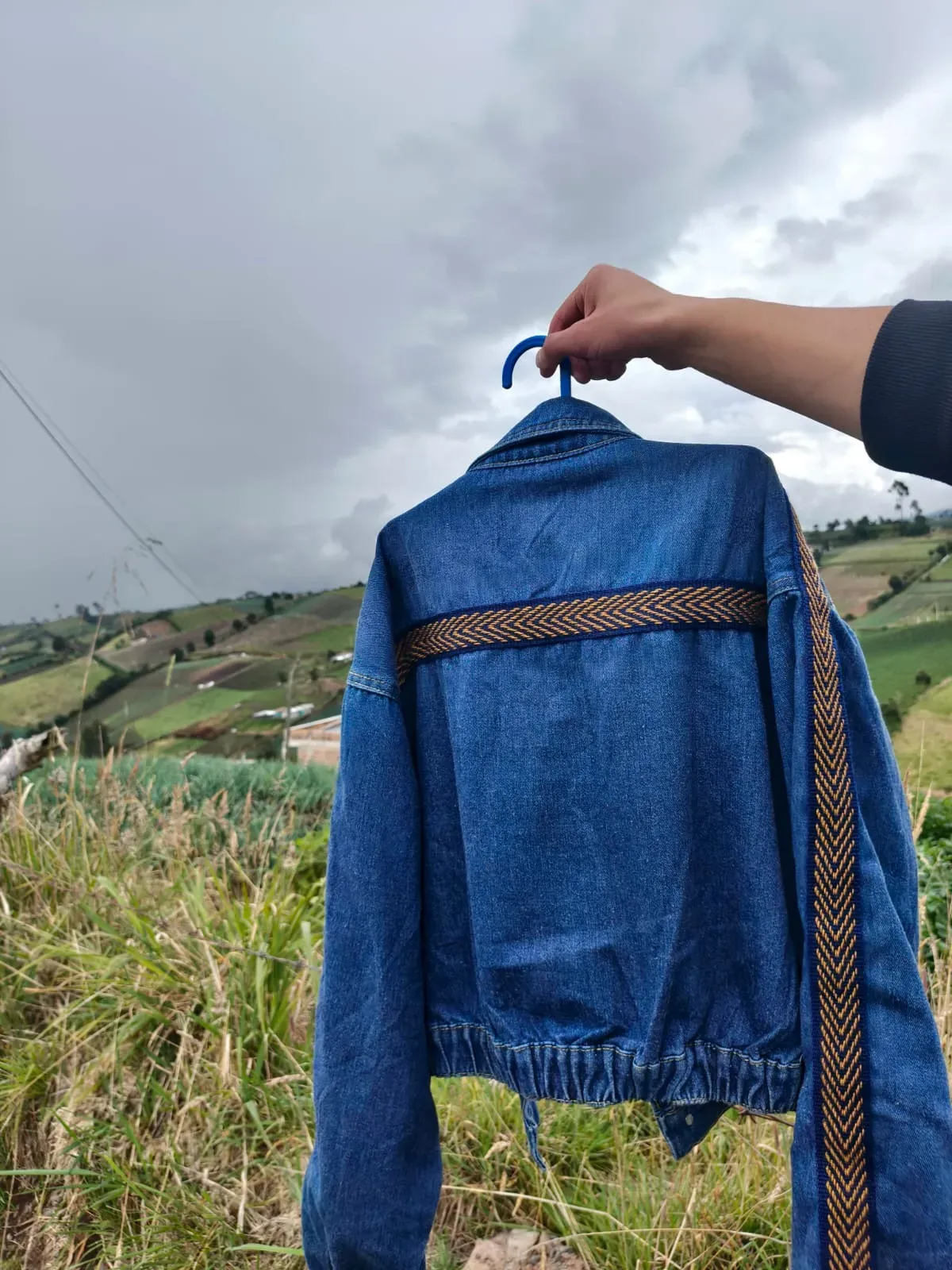 Espalda de la chaqueta de jean con una franja tejida