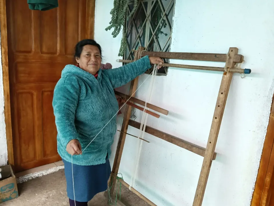 Dos personas compartiendo el trabajo en el telar