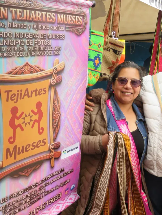 Mochilas de la asociación mostradas en una feria