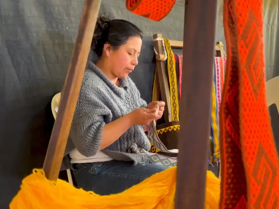 Tejedora trabajando en el telar de guanga