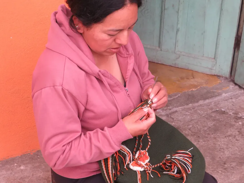 Tejedora elaborando accesorios en macramé
