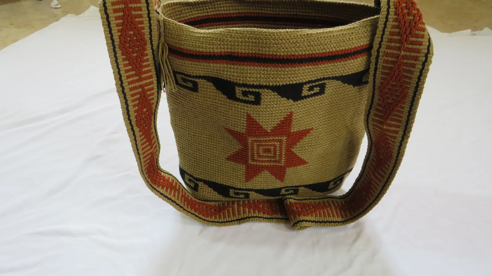 Mochila beige con sol de ocho puntas al centro