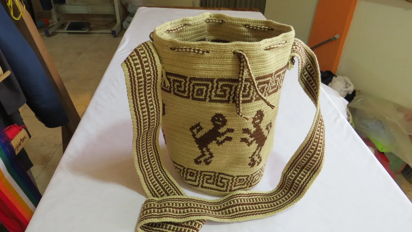 Mochila crema con figuras de danzantes y gaza ancha en guanga