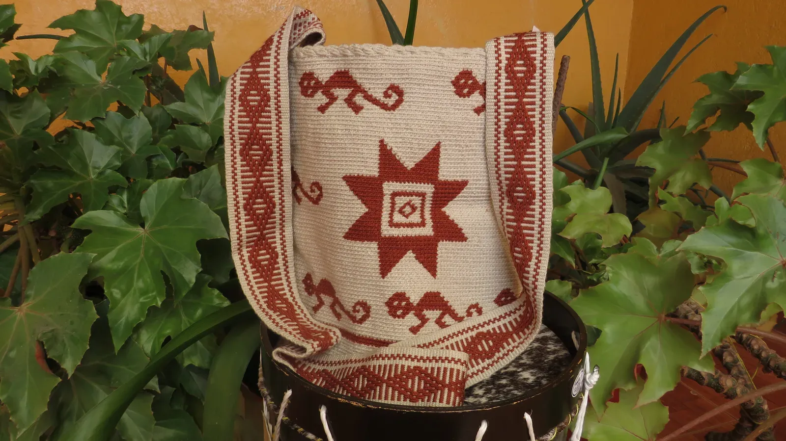 Mochila crema con estrella roja y cenefas laterales