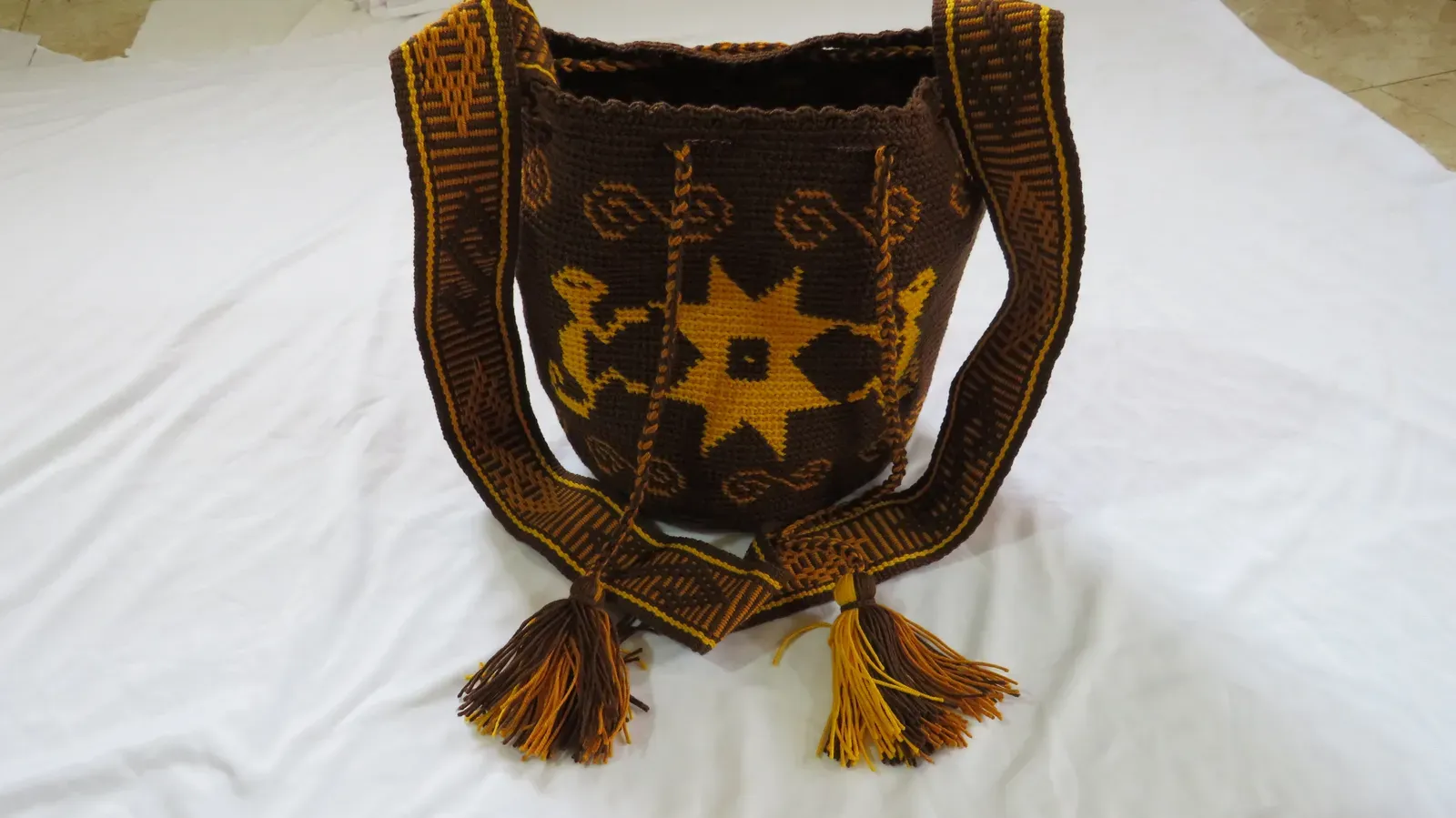 Mochila negra con estrella dorada y borlas