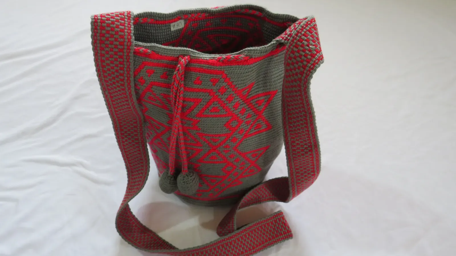Mochila roja con figuras escalonadas