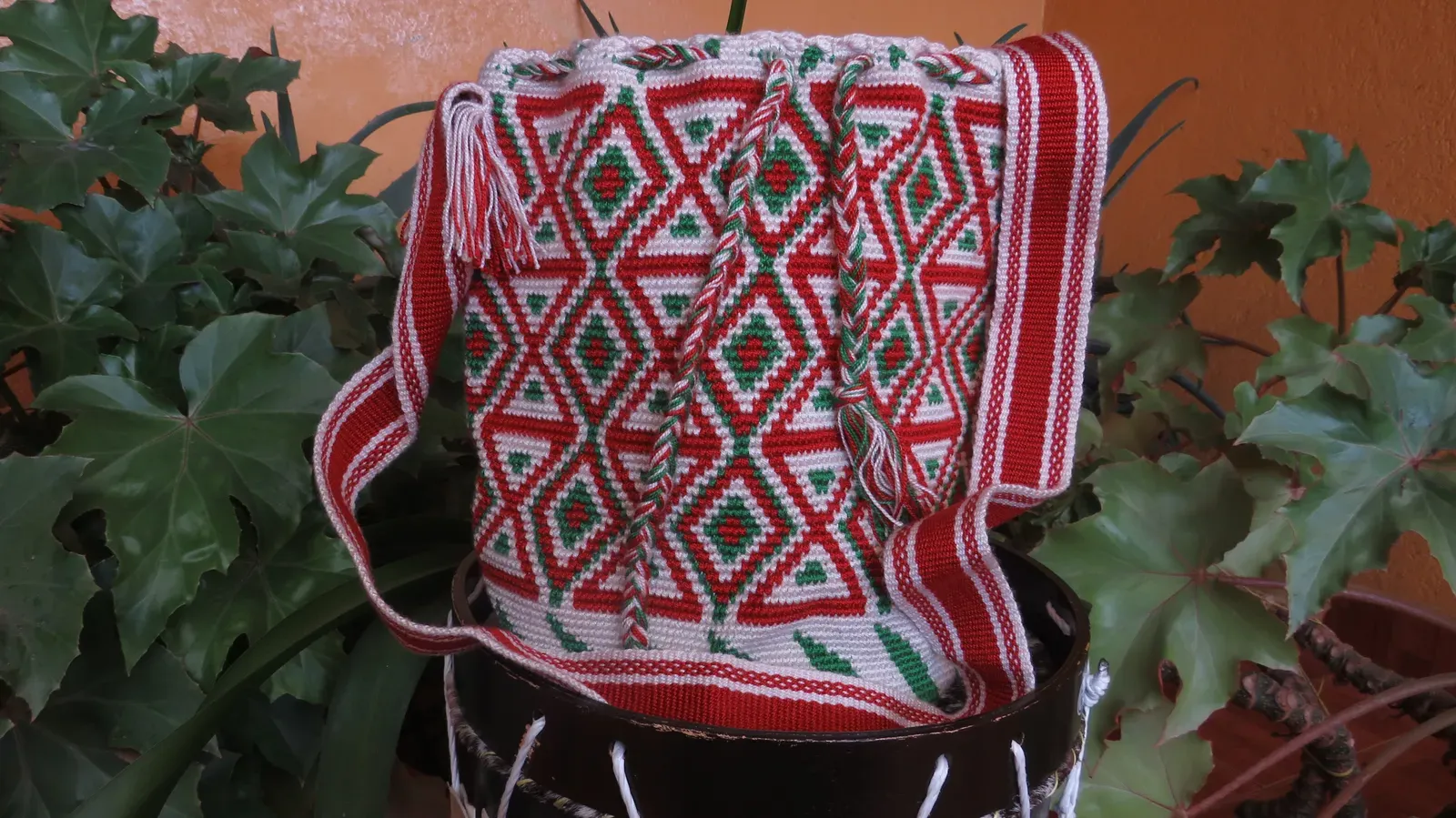 Mochila blanca con rombos rojos y gaza a juego