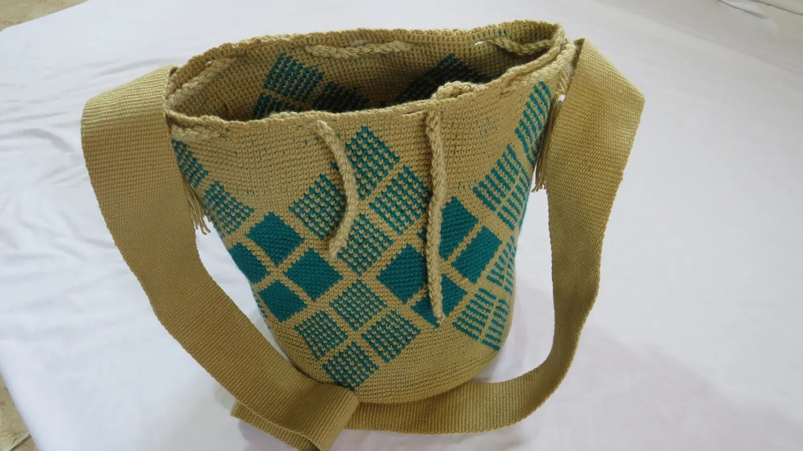 Mochila beige con rombos verdes