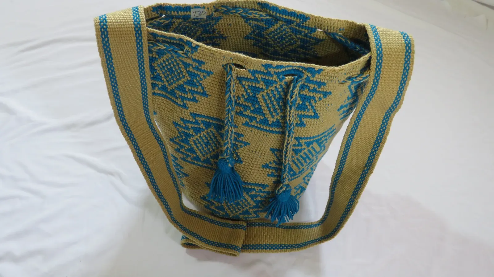 Mochila beige con rombos turquesa y gaza tejida