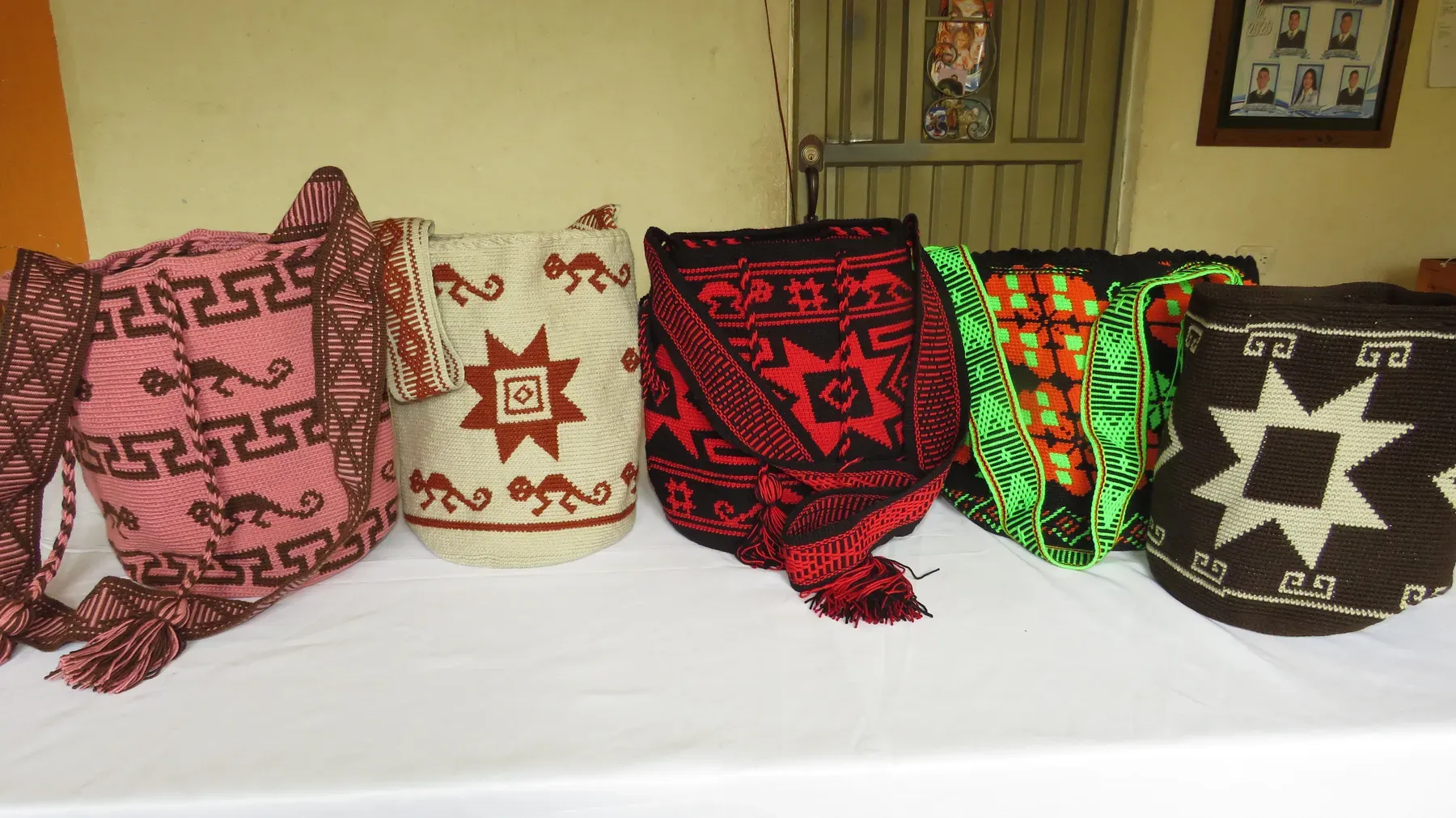 Varias mochilas de la asociación mostradas juntas