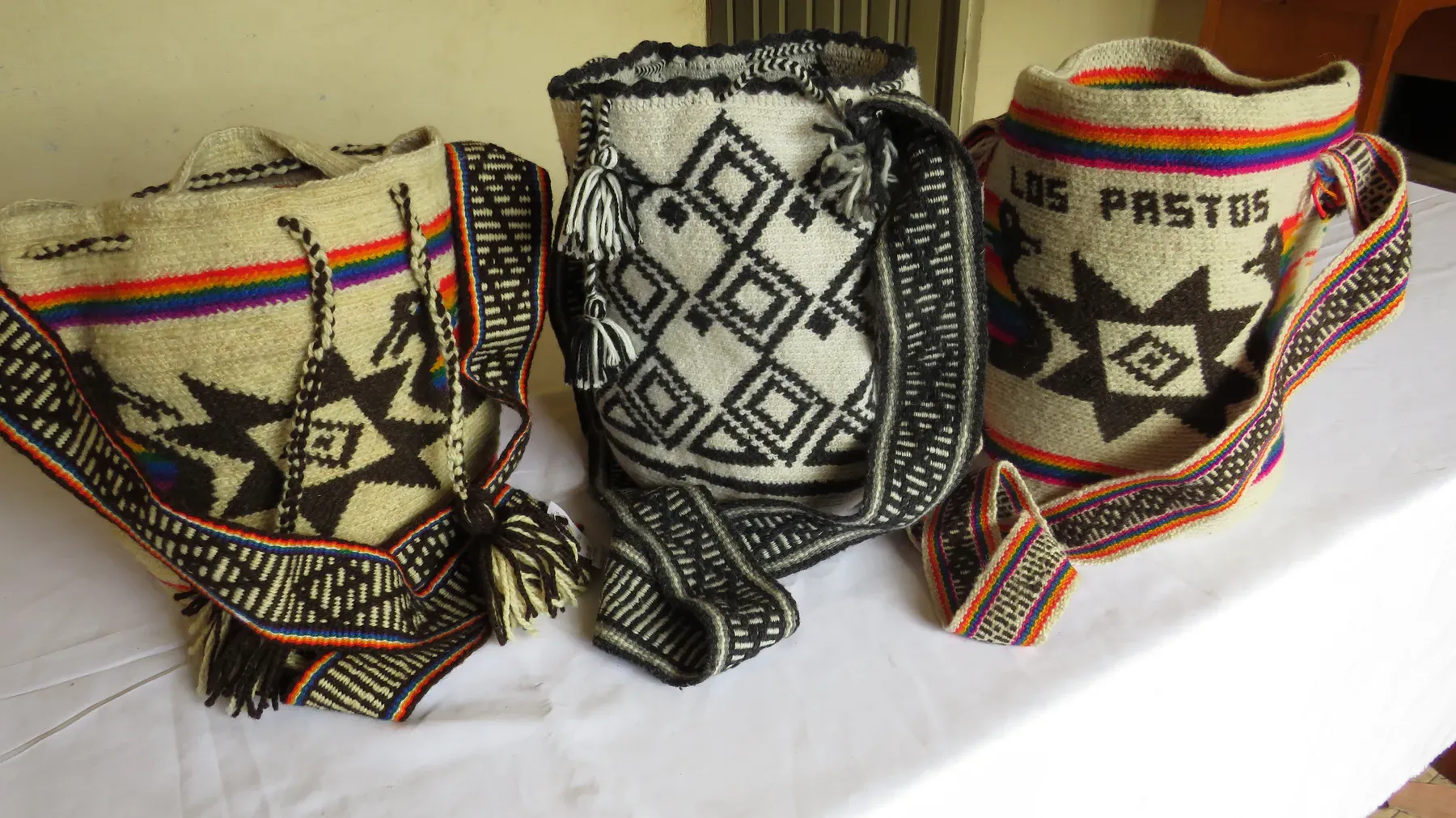 Mochilas con la gaza tejida con el nombre del pueblo Pastos
