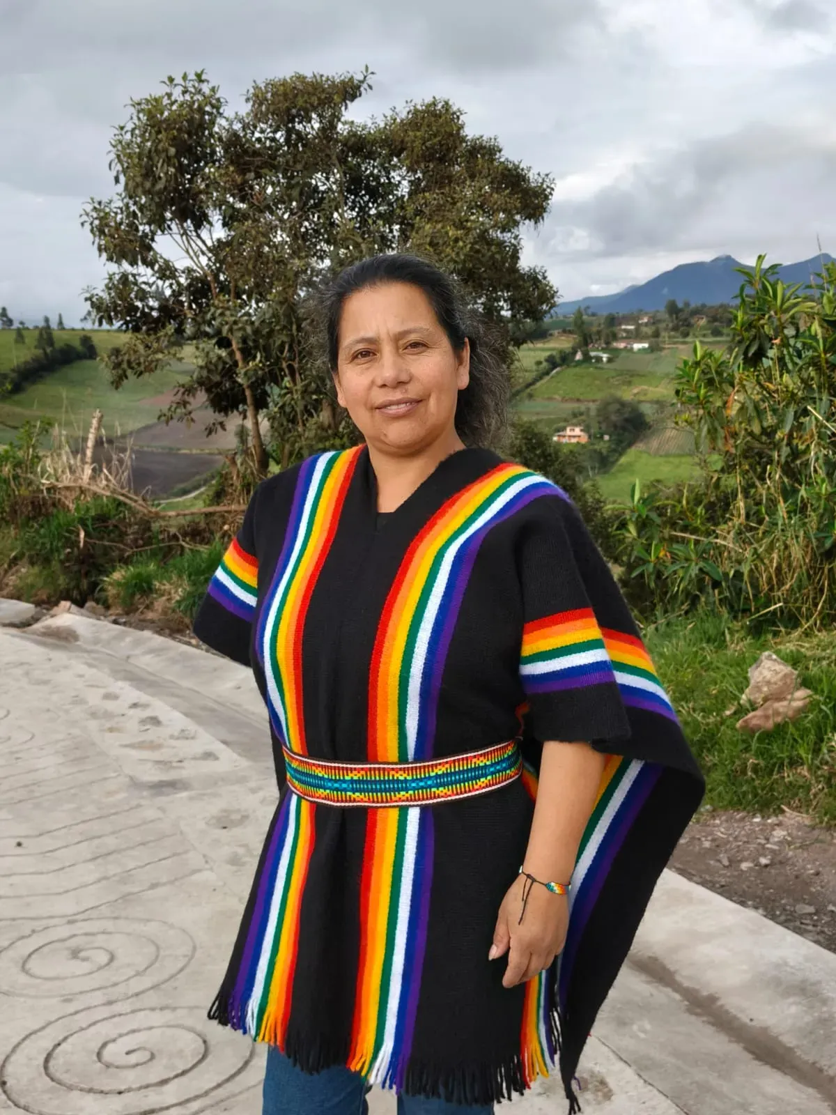 Detalle del poncho con las franjas y el chumbe a la cintura