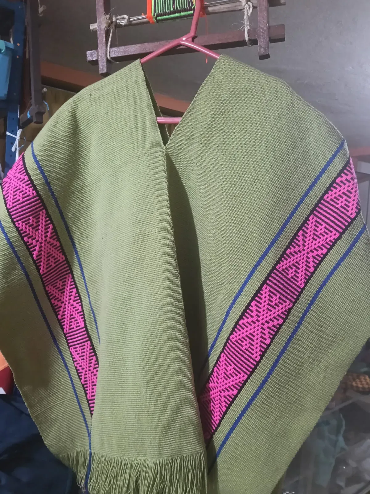 Ruana verde con cenefas fucsia y azul
