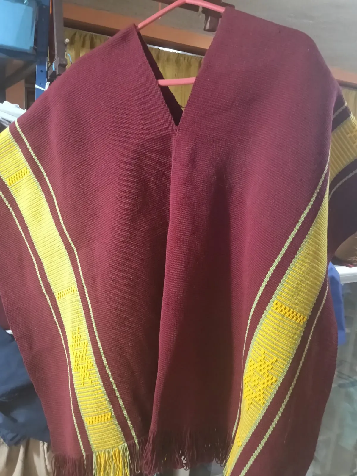 Ruana vinotinto con cenefas amarillas