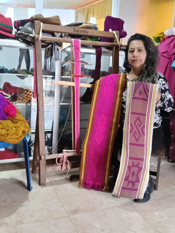 Telar con lanas y tejidos del taller