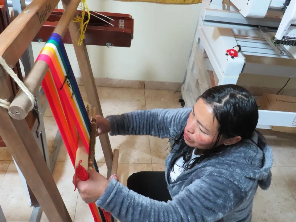 Tejedora trabajando en el telar de guanga